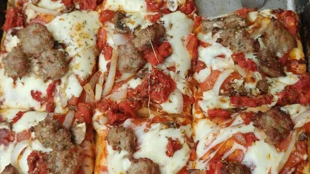 Rocky Rococo Pizza